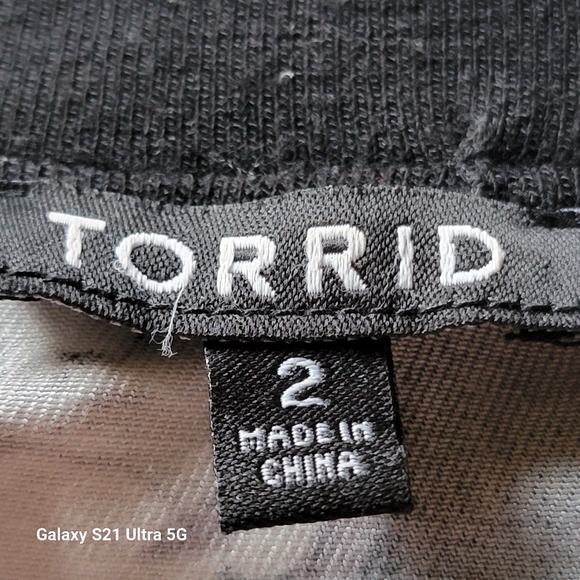 Torrid Womens Twill Bomber Jacket Black Floral Print Pockets Full Zip Size 2 - Picture 4 of 8